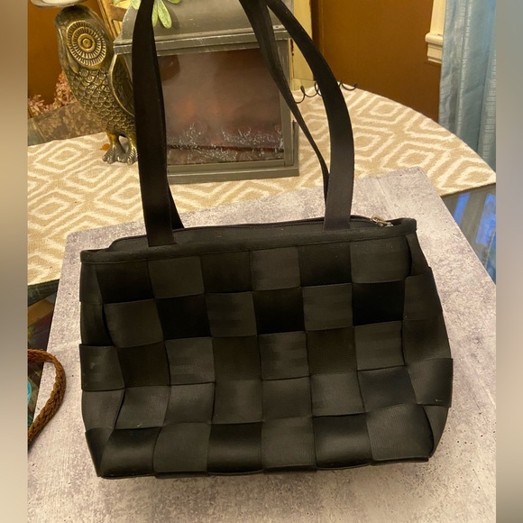 Vintage Original Harvey’s Black Seatbelt Zip Top Tote With Feet - Picture 2 of 11